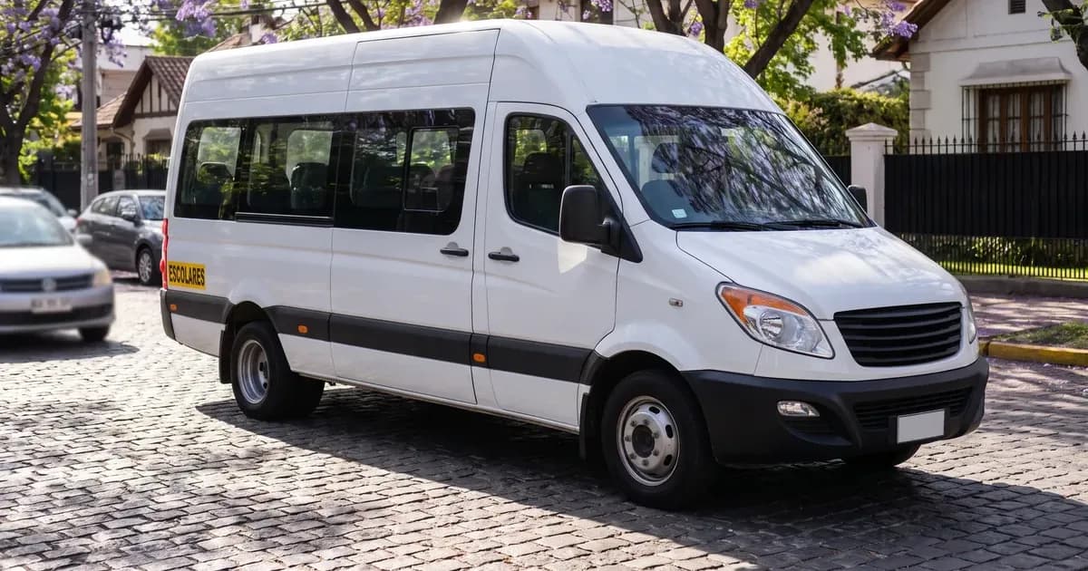 Furgón escolar blanco estacionado en una calle residencial de Santiago