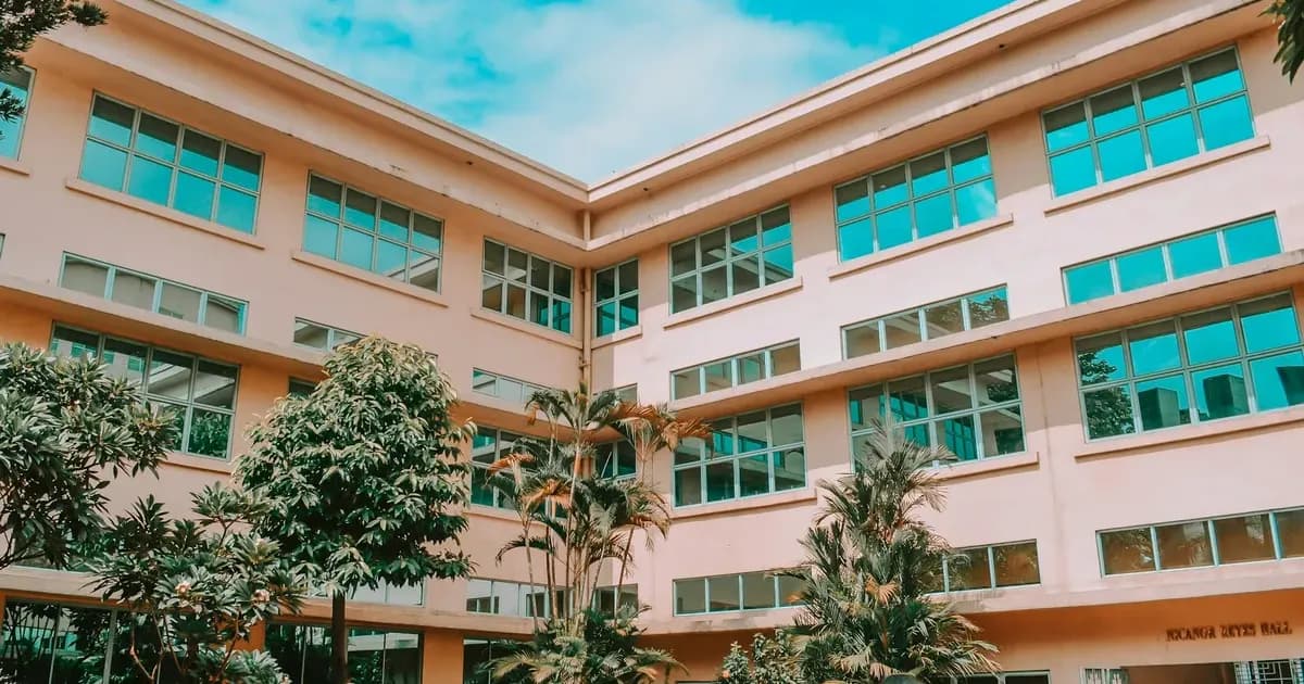 Edificio de un colegio bajo un cielo azul